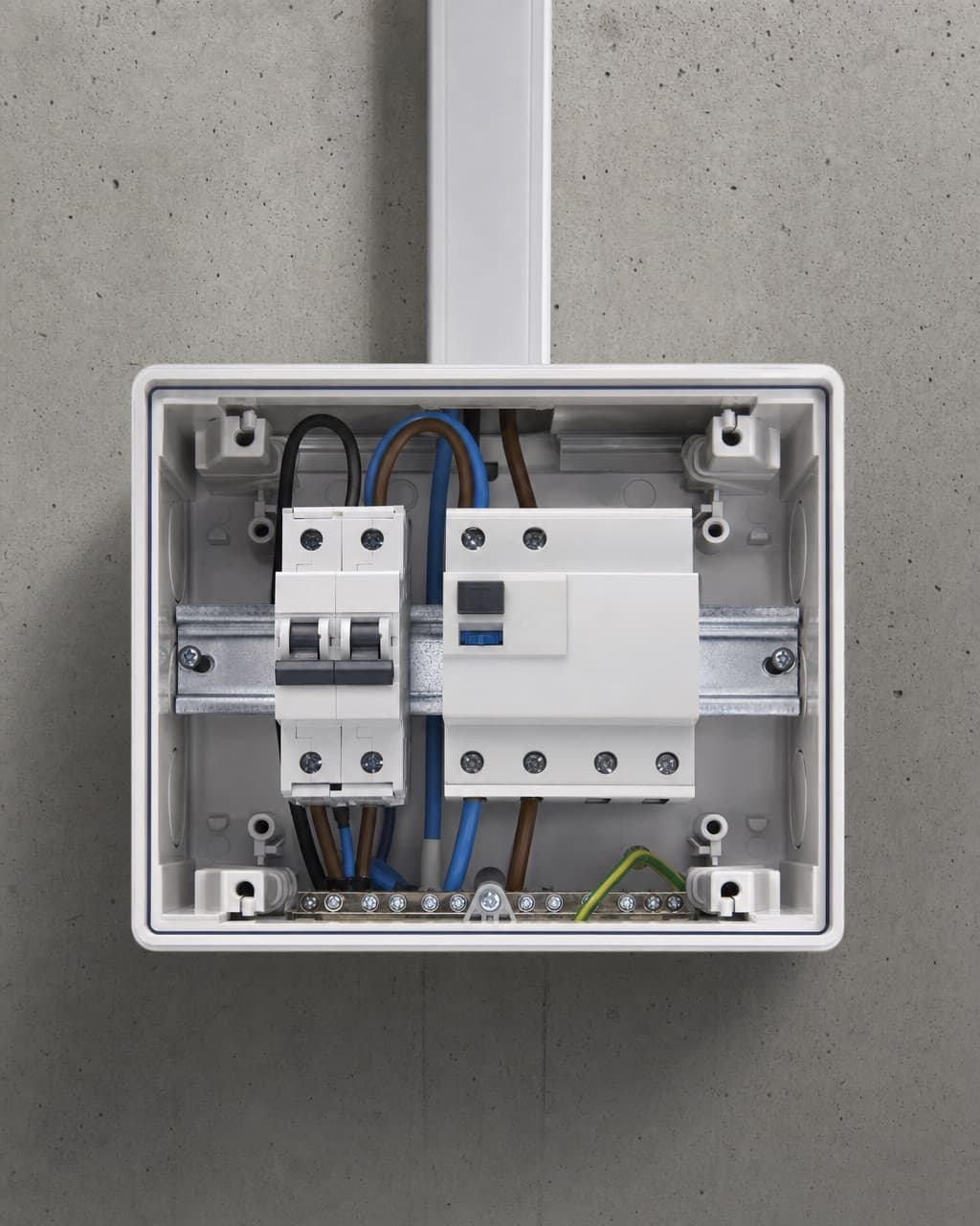 Un tableau divisionnaire ouvert dédié à la recharge, disjoncteur bipolaire et interrupteur différentiel sur rail
